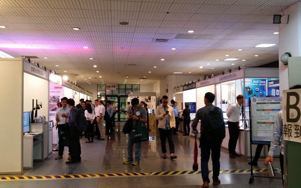 大樓前聽左側＿廠商展示