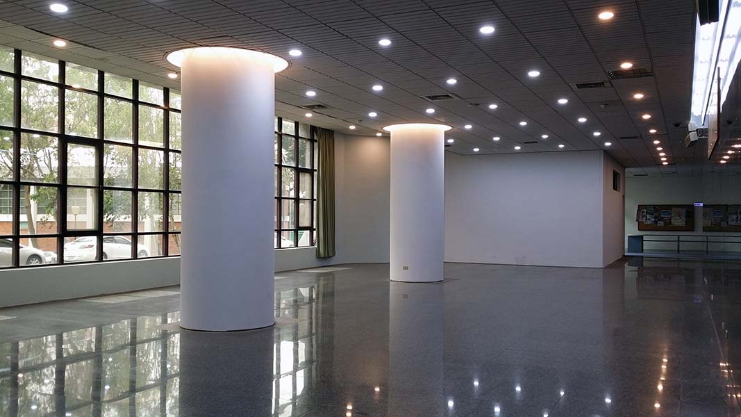 大樓一樓前廳右側